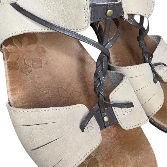 Merrell Micca Silver Lining Sandals Strappy Cream
Leather Flats Ankle Strap - Picture 3 of 8